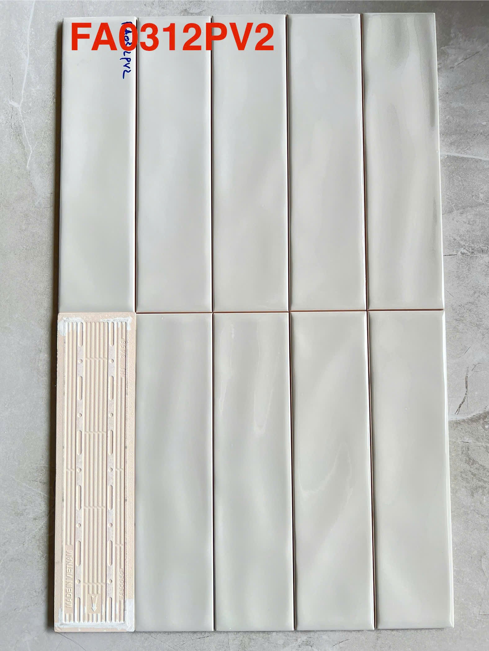Gạch thẻ Việt Nam KT 75x300mm xám bóng lượn loại 1 mã FA0312PV2