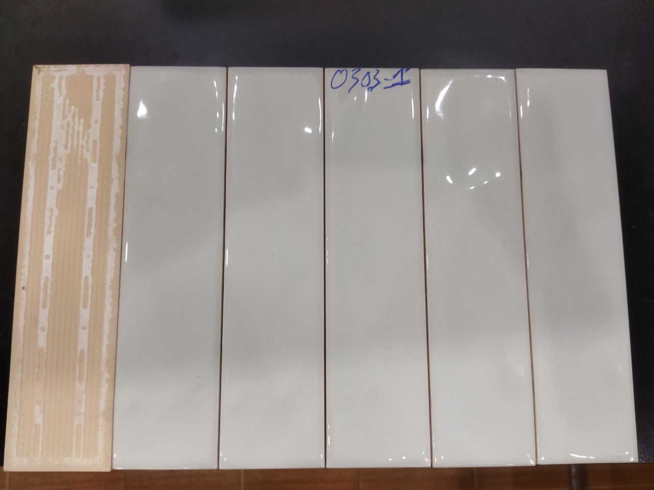 Gạch thẻ Việt Nam 75x300mm xám bóng lượn mã 0303-1(GR031PM) loại 1