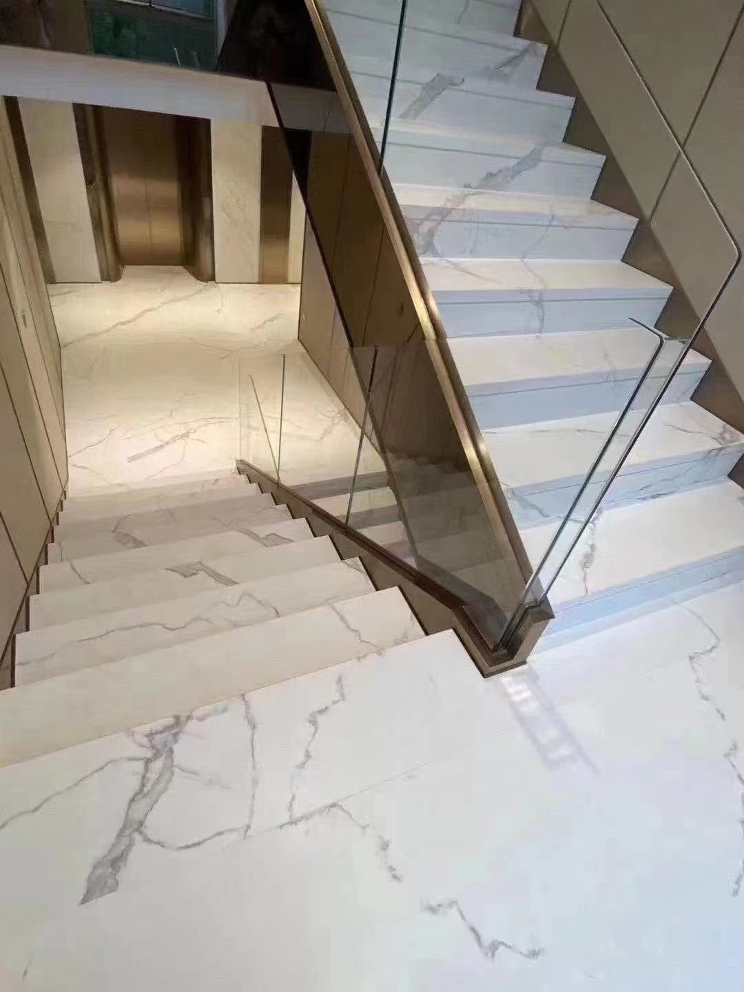 Tấm sứ porcelain vân đá cẩm thạch trắng bóng dùng cho lát sàn, bậc cầu thang, gạch ốp lát