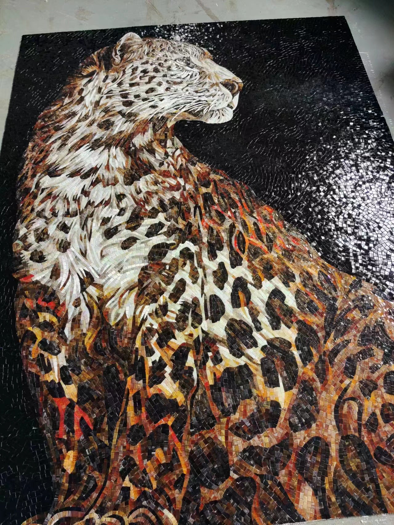 Tranh ghép mảnh kính hoa văn báo đốm hiện đại đặt làm theo yêu cầu