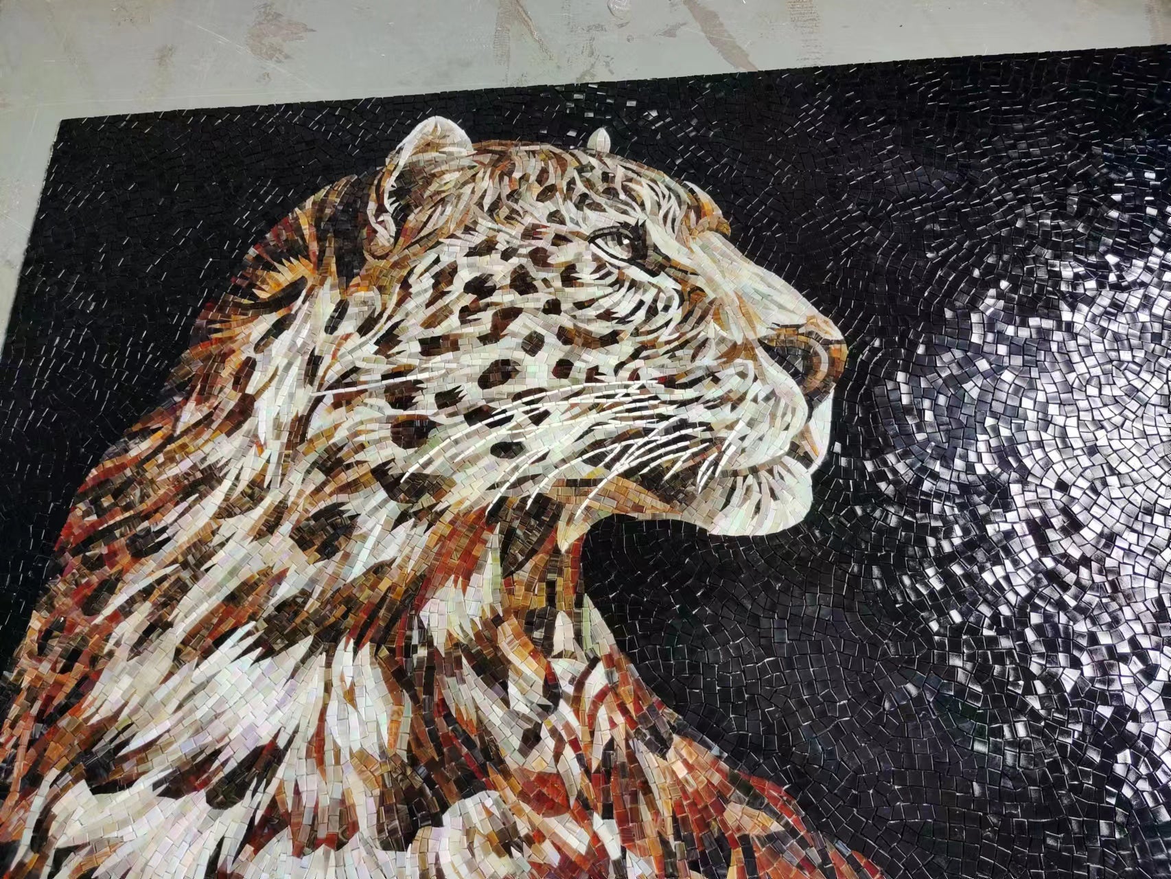 Tranh ghép mảnh kính hoa văn báo đốm hiện đại đặt làm theo yêu cầu