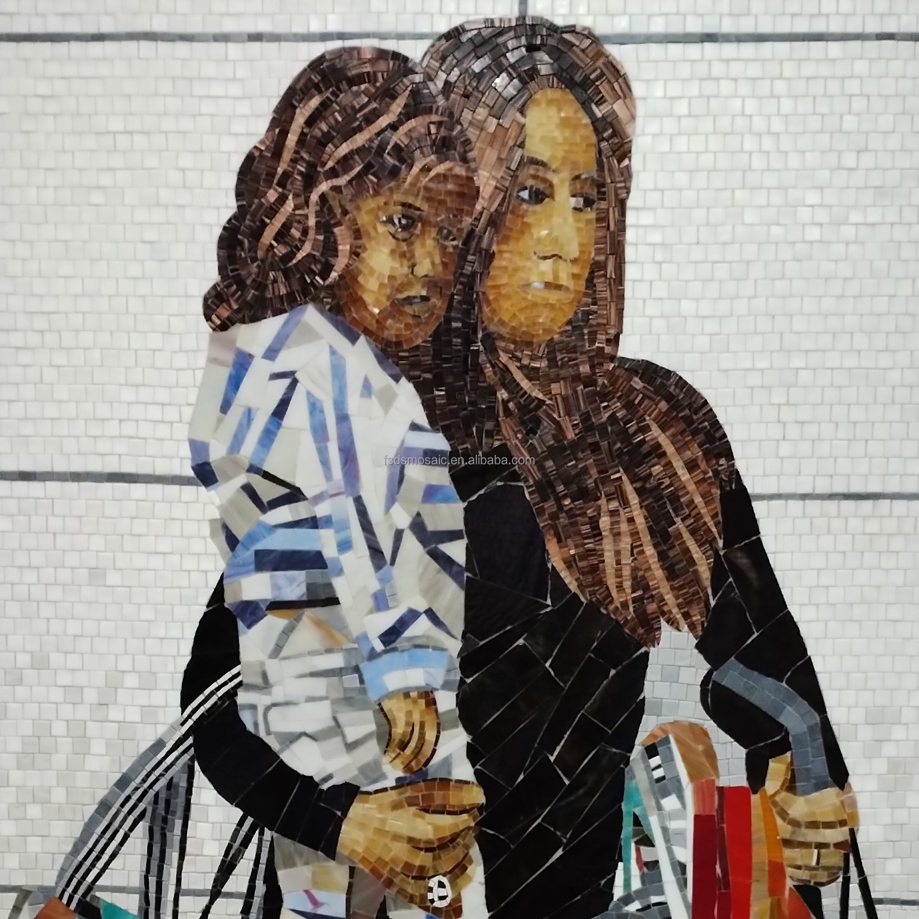 Tranh khảm kính cắt tay họa tiết người trên tường nội thất tùy chỉnh