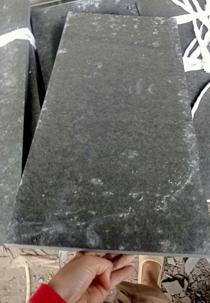 Đá bazan đen khò 30x60x1,8