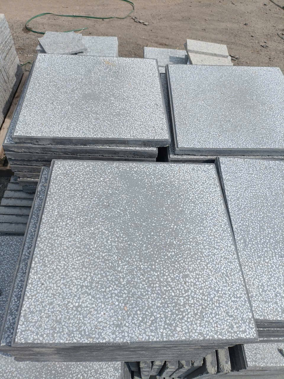 Đá ốp sân vườn