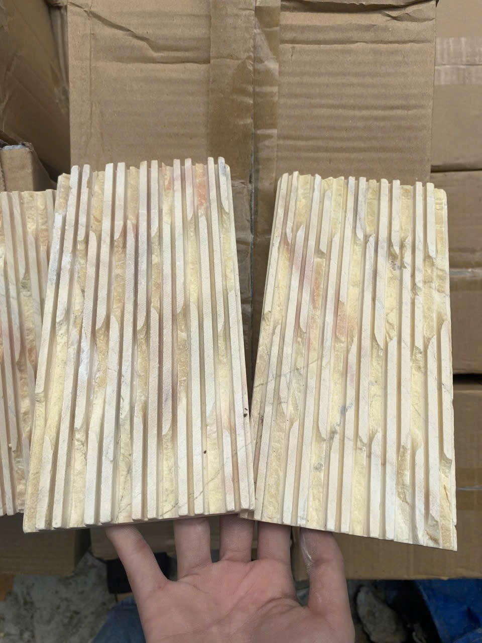 Gạch răng lược vàng 10x20