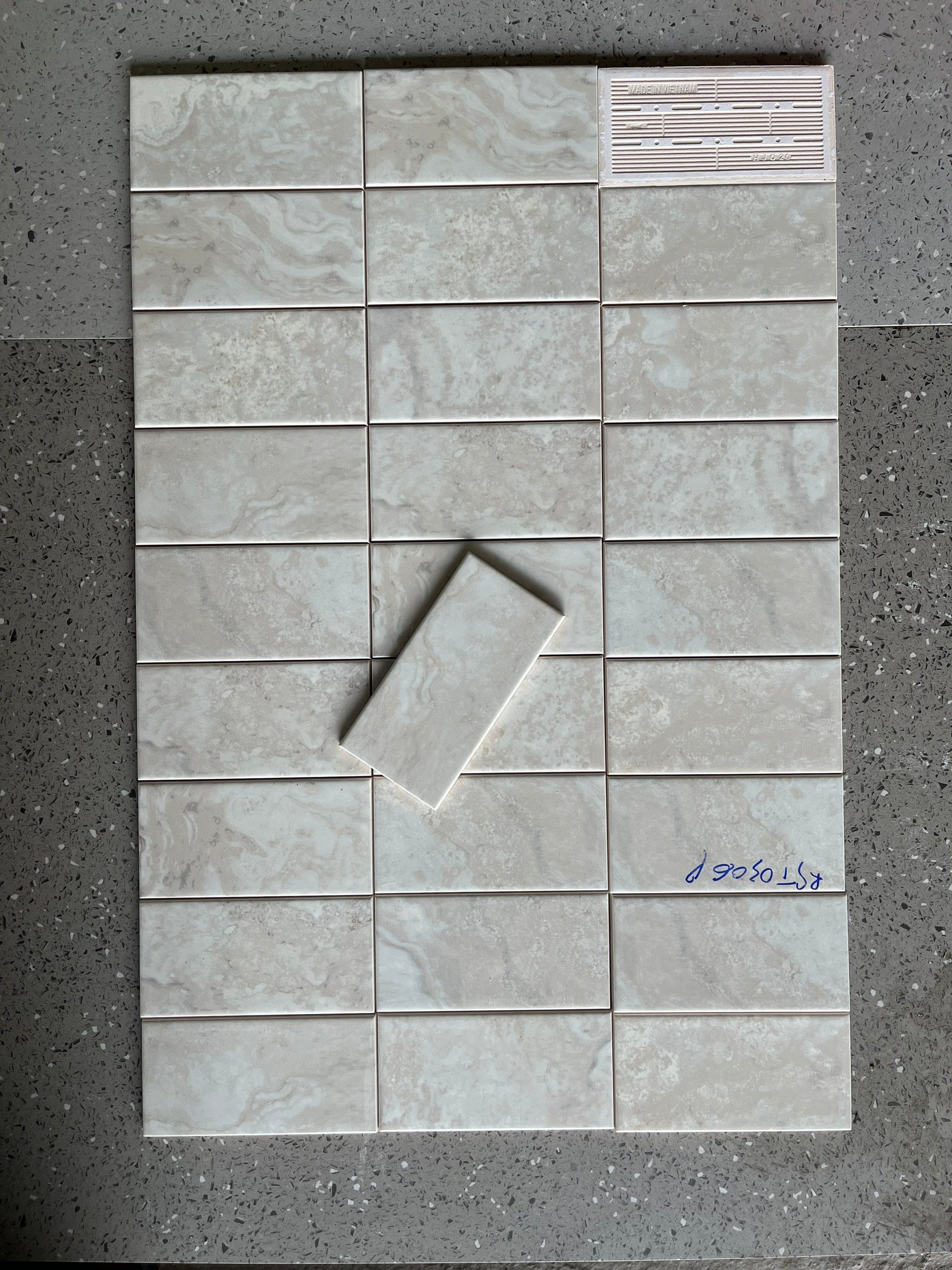 Gạch thẻ Việt Nam KT 75x150mm loang loại 1 mã   RST0306P