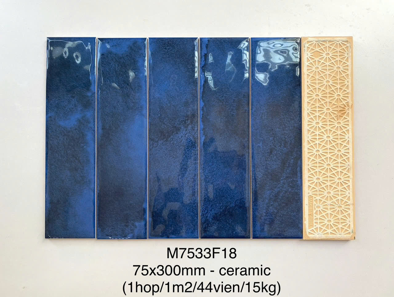 Gạch thẻ Trung Quốc, Xanh dương loang bóng lượn, KT 75x300 mm, 7533F18 (1 thùng/ 44 viên/ 0.99m2)