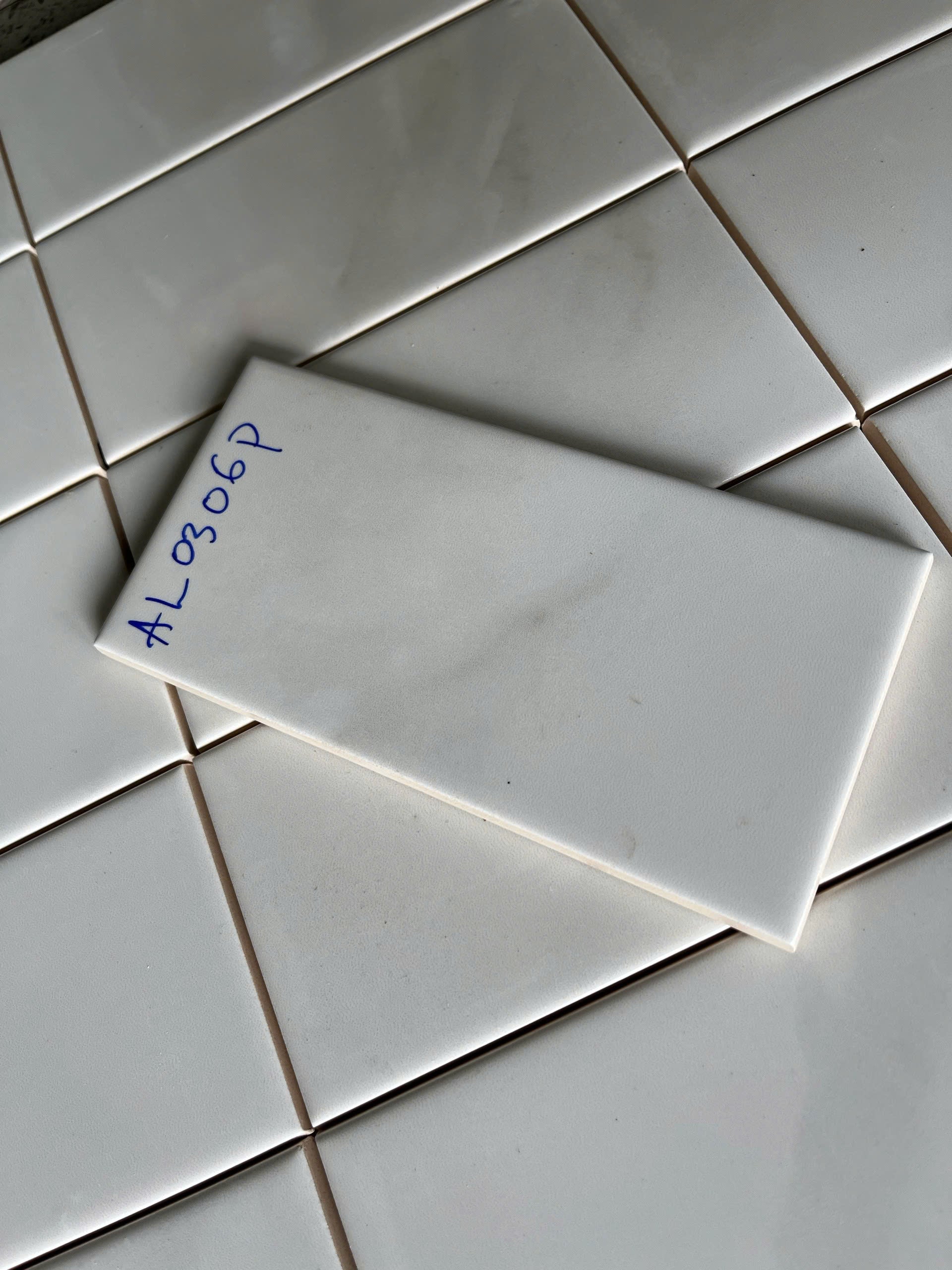 Gạch thẻ Việt Nam, Trắng vân khói bóng phẳng, KT 75x150 mm, AL0306P, Loại 1 (1 hộp/ 136 viên/ 1.53m2)