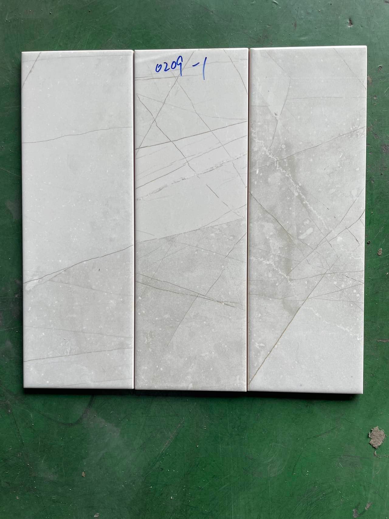 Gạch thẻ Việt Nam KT 100x300mm vân khói loang bóng phẳng loại 1 mã 0209-1