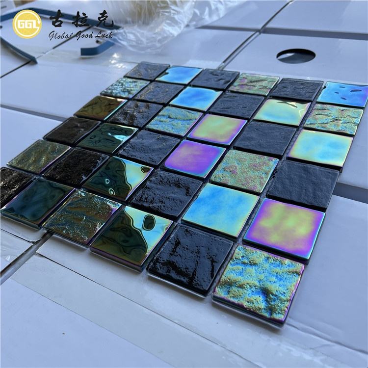 Gạch mosaic kính màu trang trí tường màu đen óng ánh cầu vồng lấp lánh