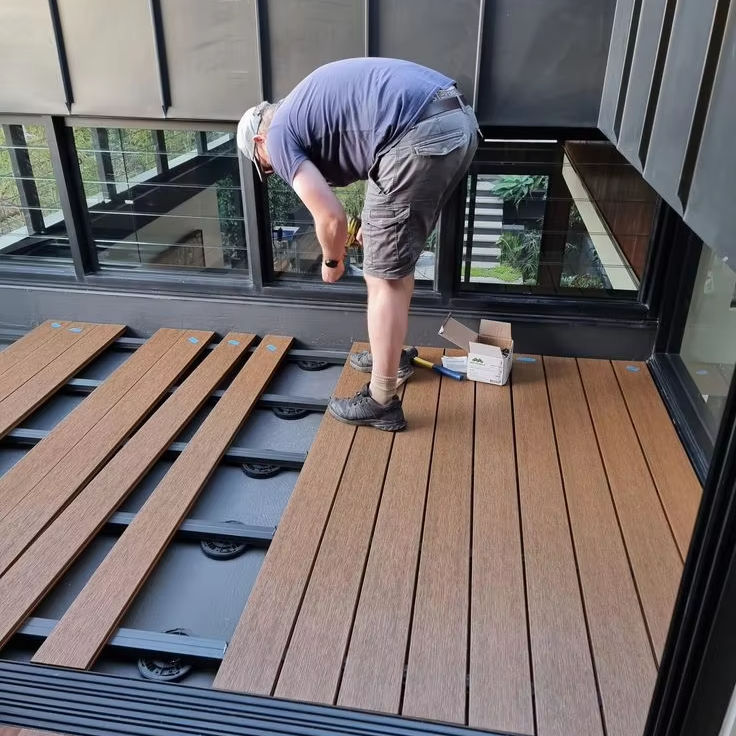 Ván sàn WPC bền bỉ dùng ngoài trời lâu dài, Gỗ composite PVC Óc chó Teak cho lát sàn cao cấp, Sàn gỗ kỹ thuật hèm khóa