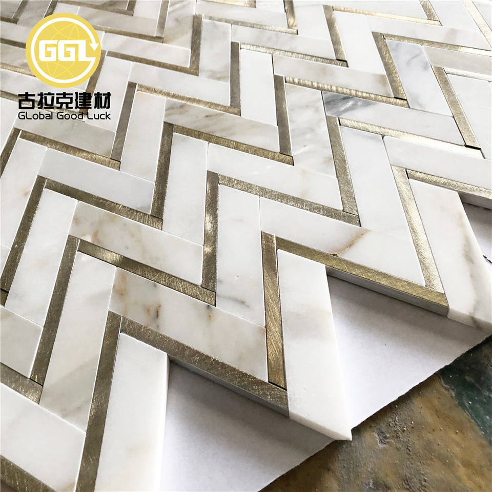 Gạch Mosaic Hình Xương Cá Calacatta Gold Phối Đồng Thau