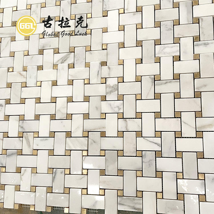 Gạch mosaic đá cẩm thạch trắng Calacatta dạng dệt rổ điểm đồng dùng để trang trí tường & sàn nội thất