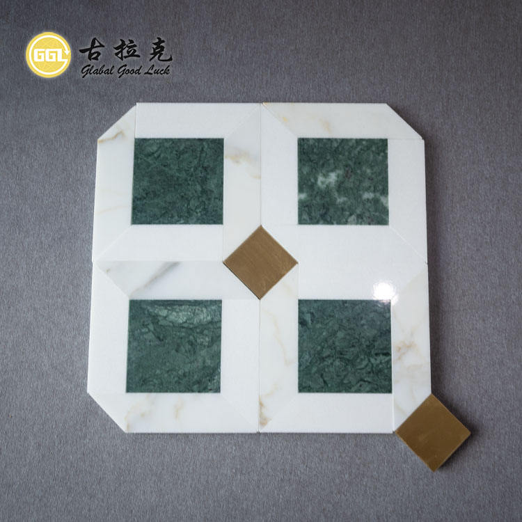 Gạch mosaic cắt tia nước bằng đá Calacatta Gold và Verde Affai kết hợp đồng thau dùng cho trang trí tường và sàn nội thất