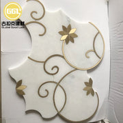 Gạch mosaic hình dạng không đều phối đá cẩm thạch trắng Thassos và hoa đồng thau
