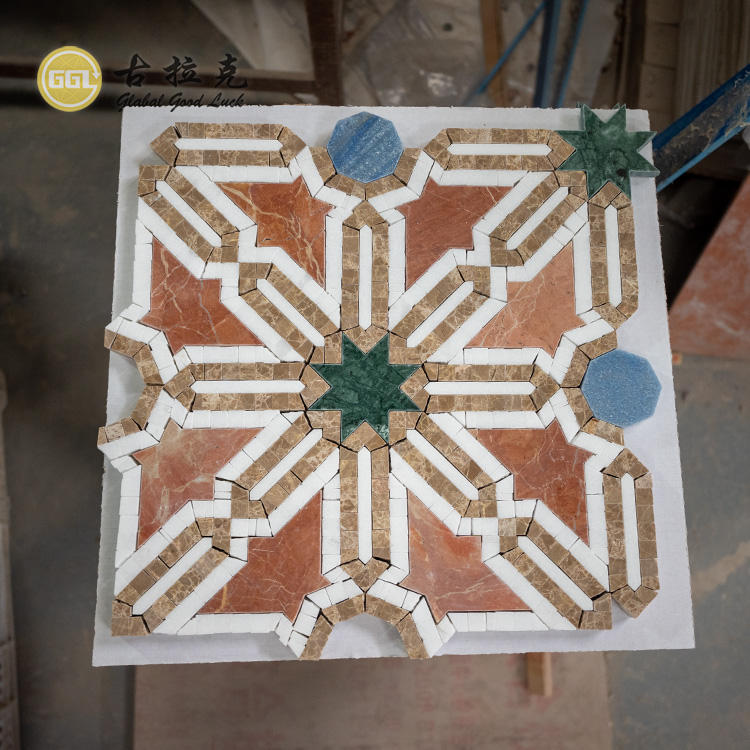 Gạch Mosaic Hoa văn tùy chỉnh từ Đá cẩm thạch Rosso Alicante và Azul Macaubas dùng để trang trí nội thất