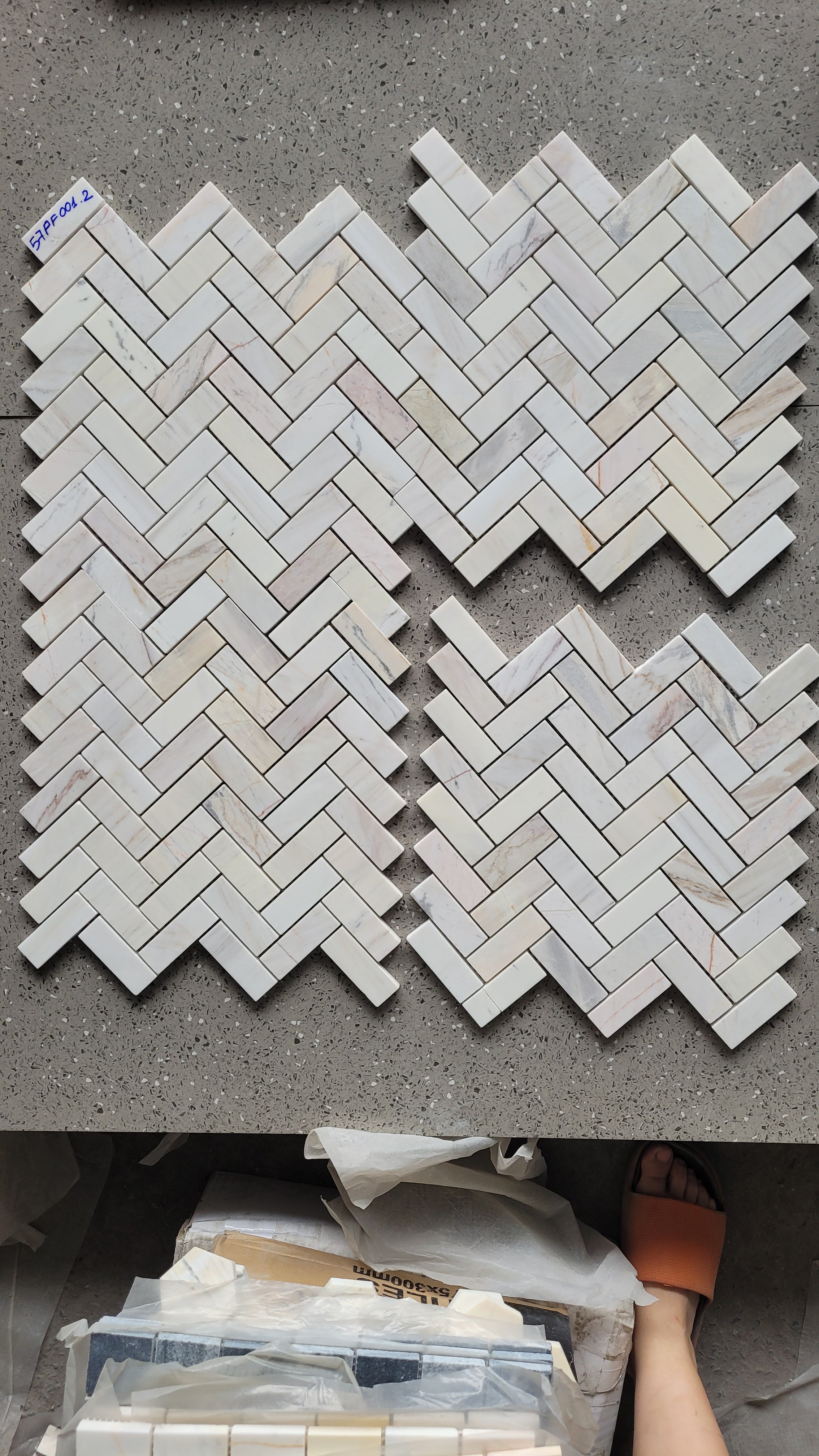 Mosaic đá vân gỗ xương cá mài bóng chip 25x70 mã 57PF001.2