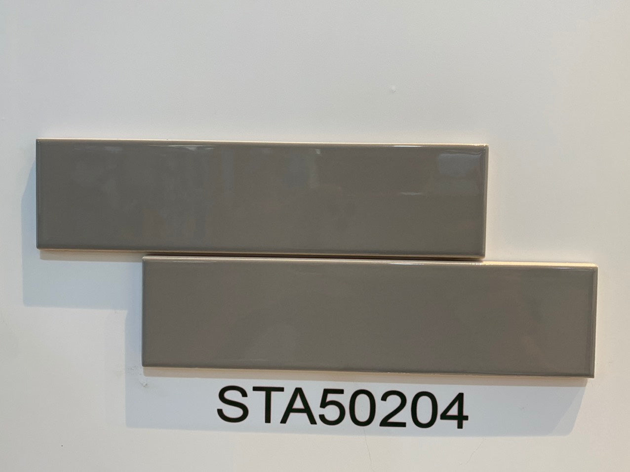 Gạch thẻ nâu nhạt bóng phẳng KT 50x200mm mã STA50204