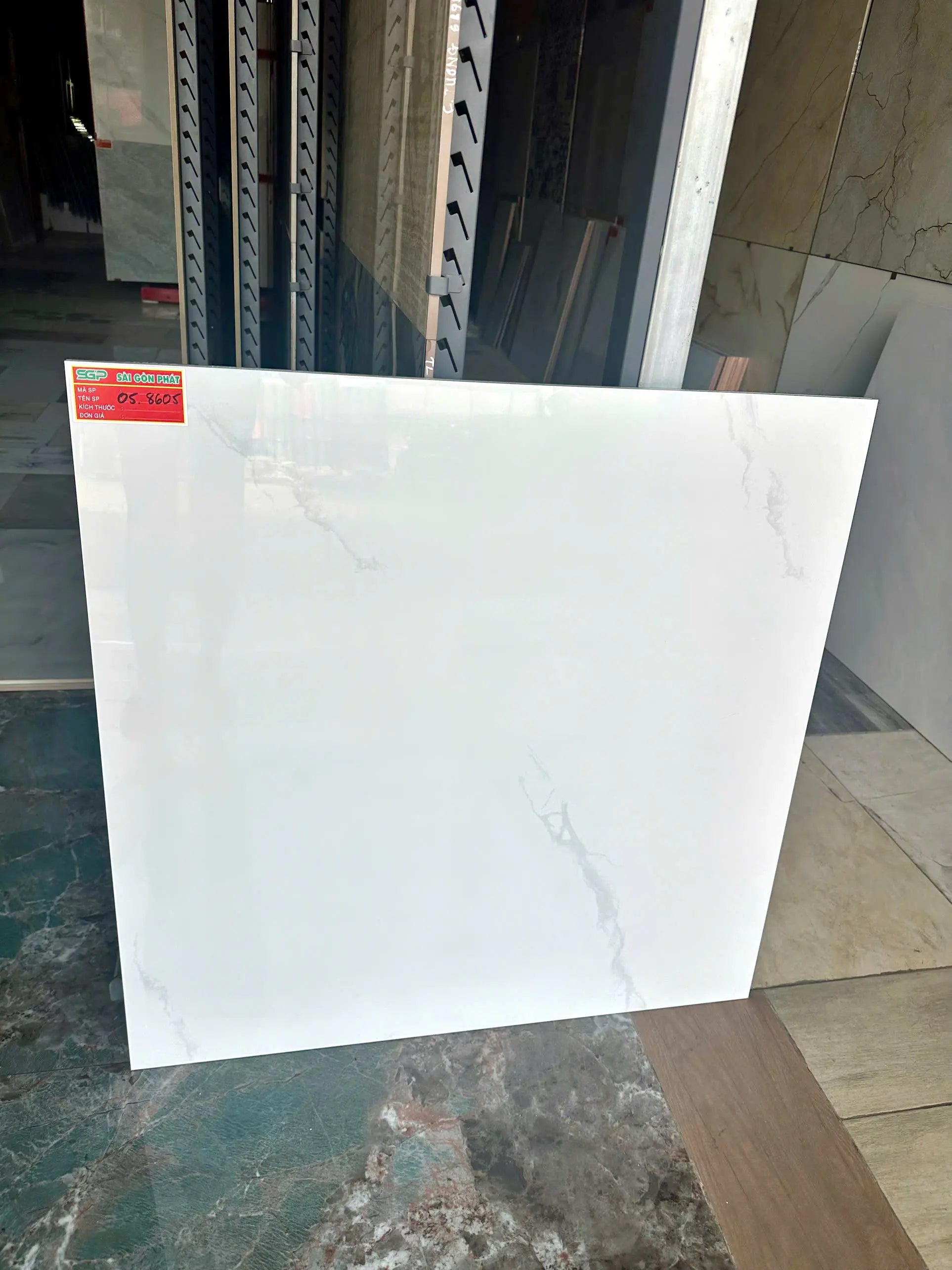 Gạch Trung Quốc, Trắng bóng mã 8605, KT 800x800mm (3 viên/thùng/1,92m2)