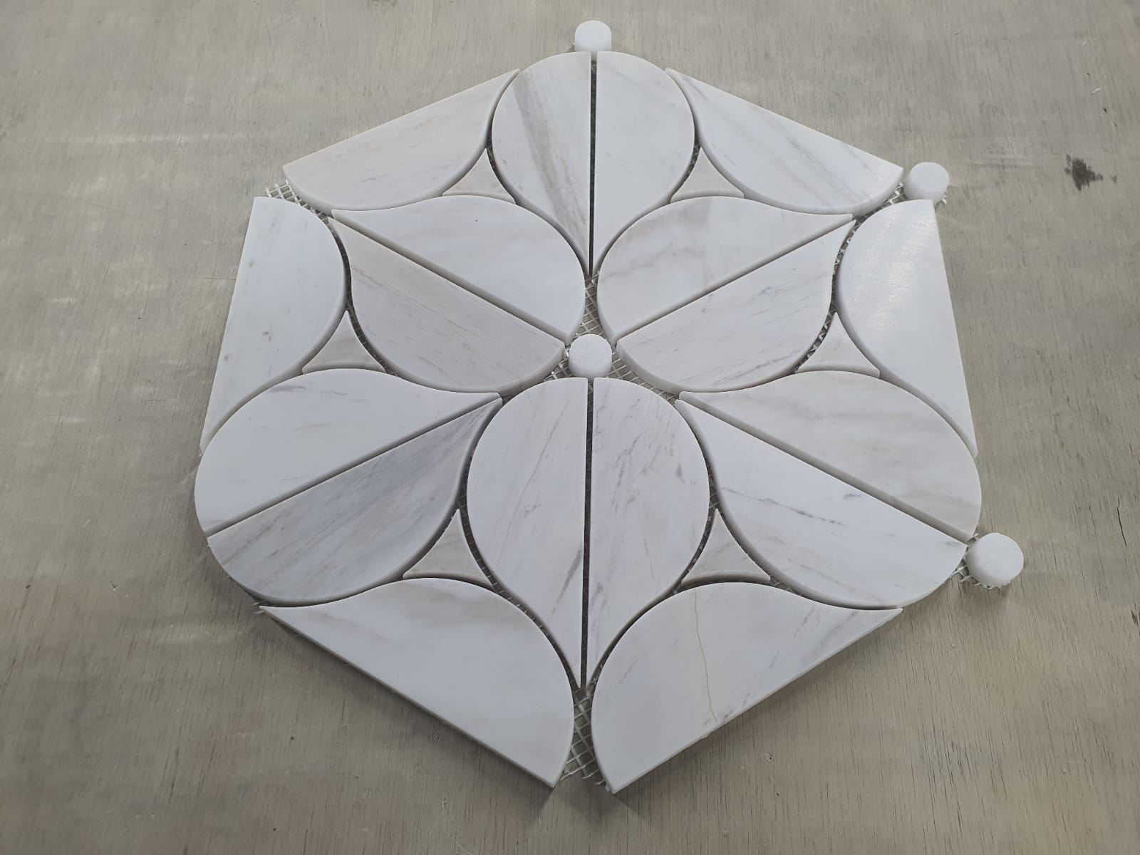 Modern White 8-10mm Flower Pattern Mosaic Wall Tiles Decorative Rectangular Tiles for Kitchen Living Room Bedroom Hotel Villa
