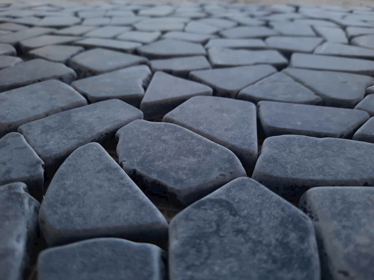 Modern 10mm Black Pebble Stone Mosaic Floor Tile for Interior Walls Black White Decorative Pattern for Bedroom Living Room Villa