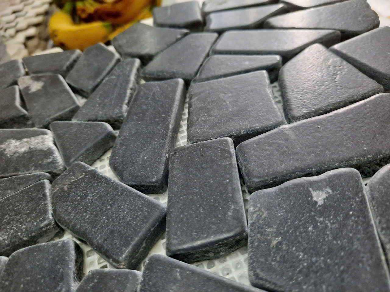 Modern 10mm Black Pebble Stone Mosaic Floor Tile for Interior Walls Black White Decorative Pattern for Bedroom Living Room Villa