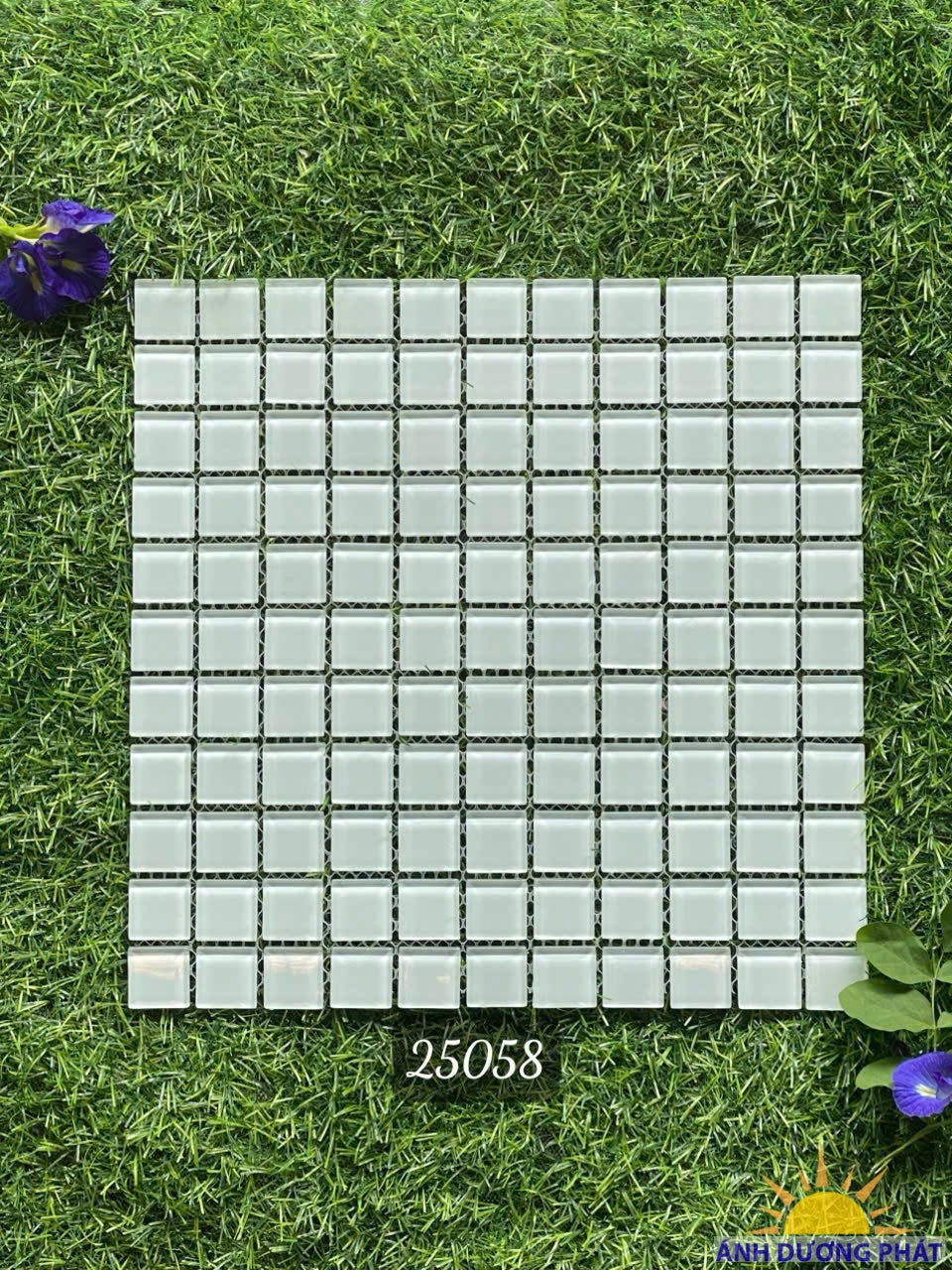Gạch thủy tinh mosaic màu trắng 25058
