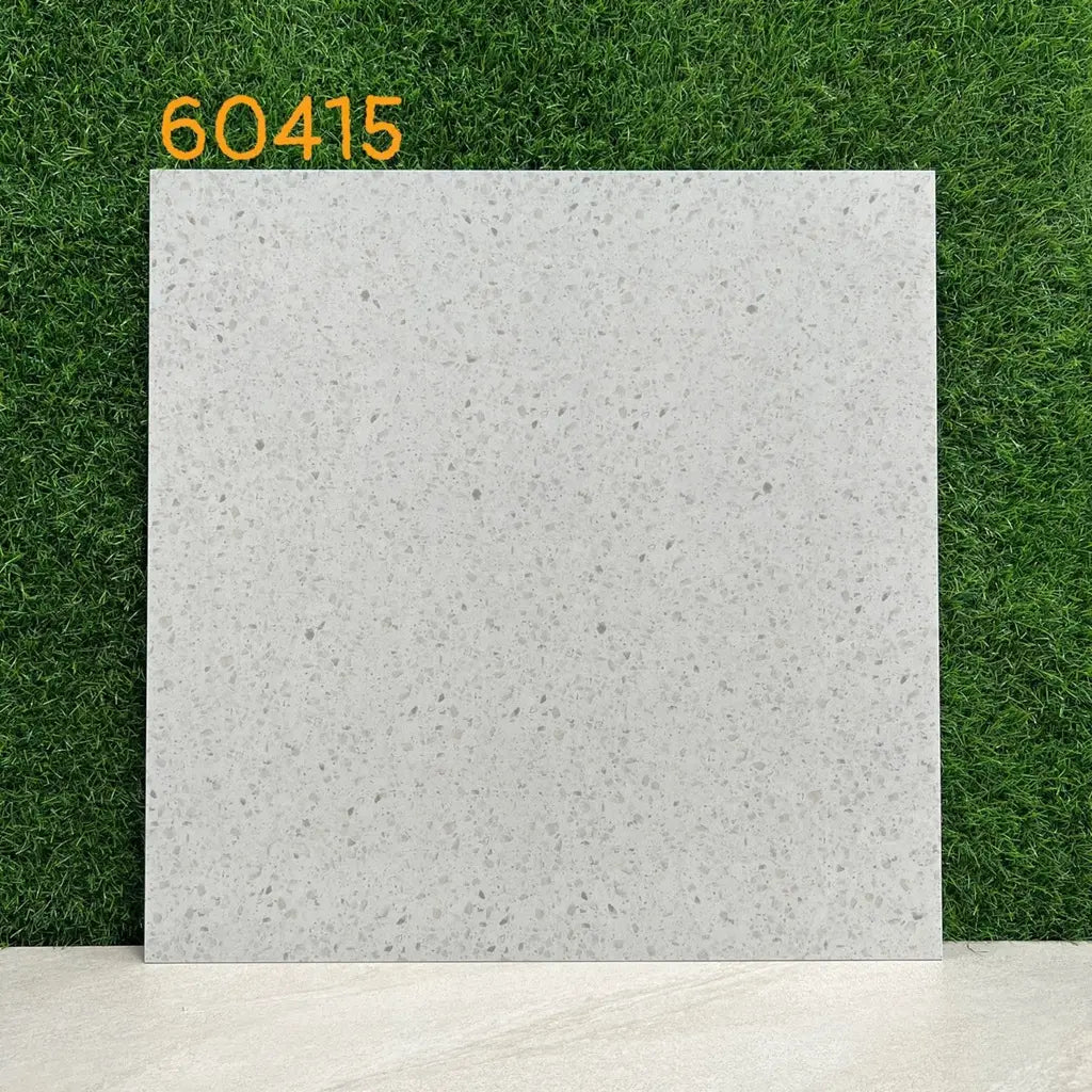 Gạch vuông xám nhạt, bề mặt đốm, nền cỏ xanh chữ cam "60415".