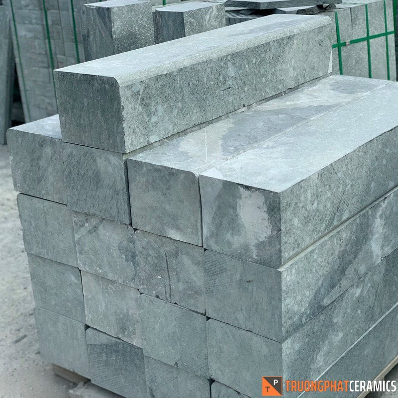 Đá bó vỉa vườn xanh rêu