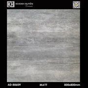 Gạch men xám nhám 800x800mm, bề mặt mờ với họa tiết vân ngang nhẹ.
