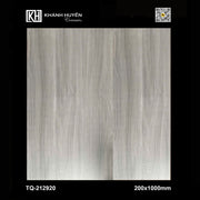 Gạch vân gỗ màu xám nhạt, kích thước 200x1000mm, nền đen.