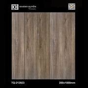 Bốn ván gỗ màu nâu vân gỗ tự nhiên, kích thước 200x1000mm, nền đen.