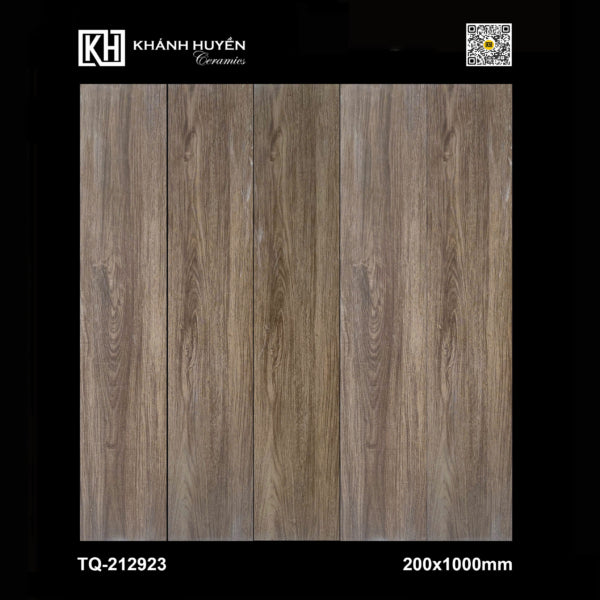 Bốn ván gỗ màu nâu vân gỗ tự nhiên, kích thước 200x1000mm, nền đen.
