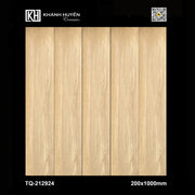 Bốn tấm gạch vân gỗ màu nâu sáng, kích thước 200x1000mm, nền đen.