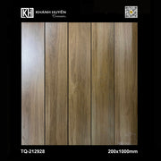 Năm tấm gạch hoa văn gỗ màu nâu, kích thước 200x1000mm, nền đen.