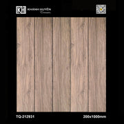 Bốn tấm gỗ màu nâu nhạt với vân gỗ tự nhiên, kích thước 200x1000mm.