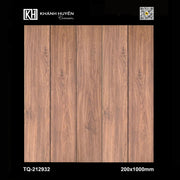 Gạch giả gỗ màu nâu, vân gỗ tự nhiên, kích thước 200x1000mm, có logo Khánh Huyền.