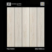 Gạch vân gỗ trắng nhạt, kích thước 200x1000mm, gồm 5 tấm thẳng đứng trên nền đen.