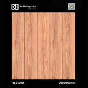 Gạch vân gỗ màu nâu sáng, kích thước 200x1000mm, với họa tiết vân tự nhiên.