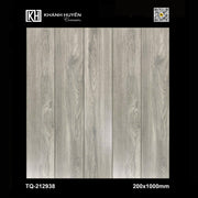 Gạch vân gỗ màu xám nhạt, kích thước 200x1000 mm, bề mặt vân gỗ tự nhiên.