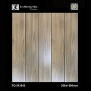 Bốn tấm gạch vân gỗ màu nâu nhạt, kích thước 200x1000mm, xếp liền nhau.