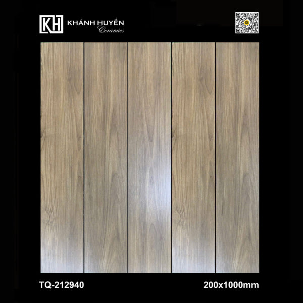 Bốn tấm gạch vân gỗ màu nâu nhạt, kích thước 200x1000mm, xếp liền nhau.