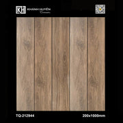 Bốn tấm gỗ nâu họa tiết vân gỗ tự nhiên, kích thước 200x1000mm.