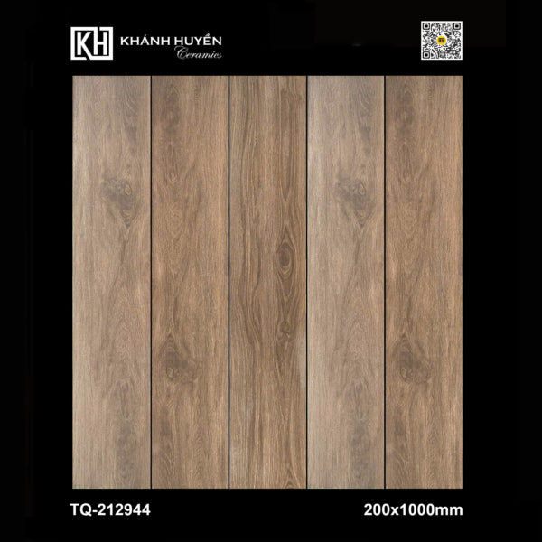 Bốn tấm gỗ nâu họa tiết vân gỗ tự nhiên, kích thước 200x1000mm.