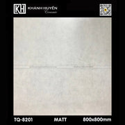 Gạch men mờ màu xám nhạt, kích thước 800x800mm, viền đen với logo ở góc trên trái.