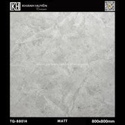 Gạch lát nền màu xám nhạt, bề mặt mờ, vân đá tự nhiên, kích thước 800x800mm.