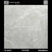 Gạch lát nền màu xám nhạt, bóng loáng với vân đá tự nhiên, kích thước 800x800mm.