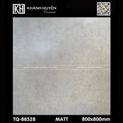 Gạch lát màu xám nhạt, bề mặt mờ, kích thước 800x800mm, viền đen với logo Khánh Huyền.