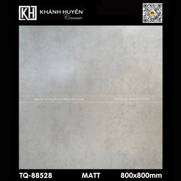 Gạch lát màu xám nhạt, bề mặt mờ, kích thước 800x800mm, viền đen với logo Khánh Huyền.