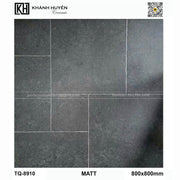 Gạch lát màu xám đậm, bề mặt nhám, kích thước 800x800mm, có các đường kẻ ngang dọc.